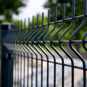 Panou gard plasa bordurata antracit din sarma zincata plastifiata, prevazuta cu ranforsari orizontale pentru rezistenta si rigiditate ridicata